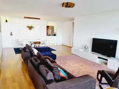 Küche; küchengeräte, fliesenboden, tageslicht, moderner stil