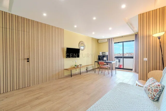 Kuchyňa; kuchynské spotrebiče, drevená podlaha, prirodzené svetlo, moderný štýl