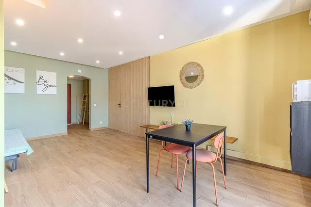 Küche; küchengeräte, holzboden, tageslicht, moderner stil