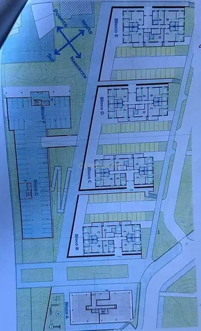 Kuchyně; kuchyňské spotřebiče, dřevěná podlaha, přirozené světlo, moderní styl