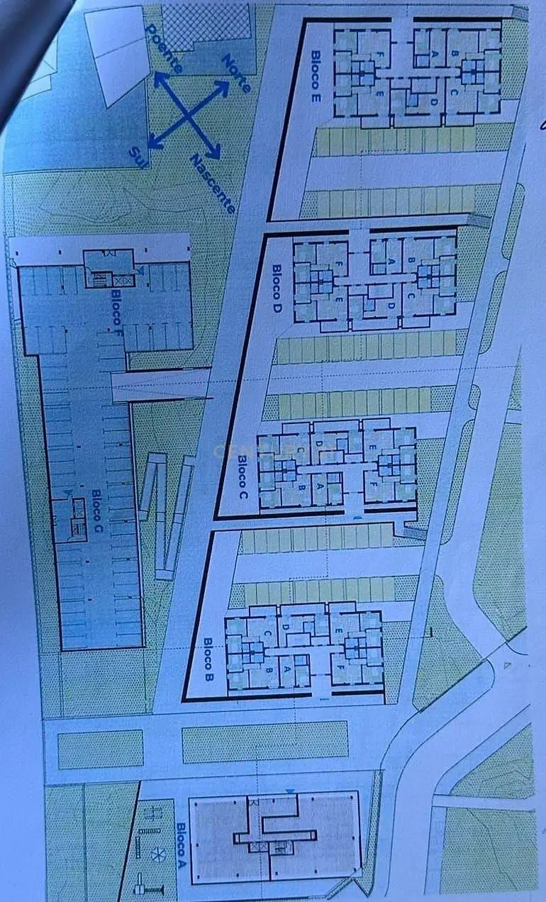 Kuchyně; kuchyňské spotřebiče, dřevěná podlaha, přirozené světlo, moderní styl