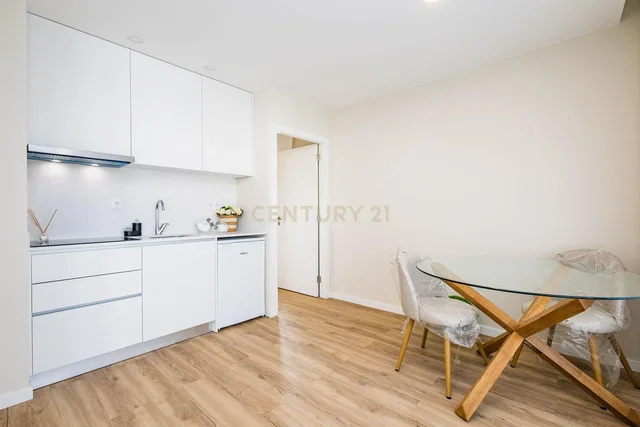 Küche; küchengeräte, holzboden, tageslicht, moderner stil