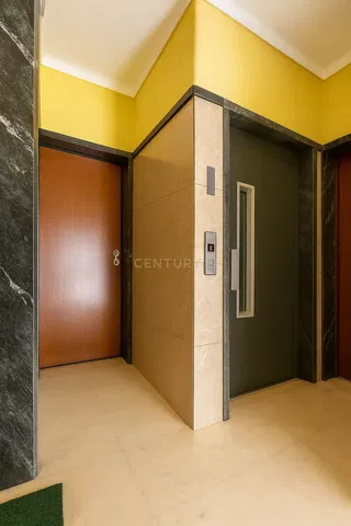 Wohnzimmer; holzboden, tageslicht, moderner stil