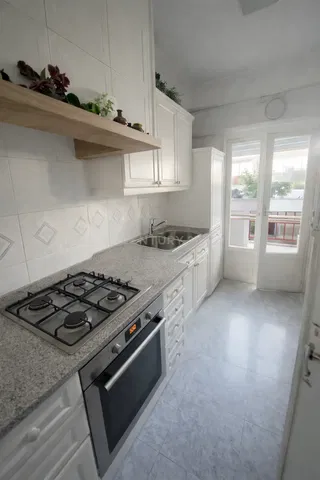 Küche; küchengeräte, holzboden, tageslicht, moderner stil