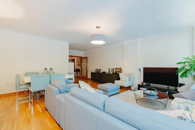 Mutfak; mutfak aletleri, ahşap zemin, doğal ışık, modern stil