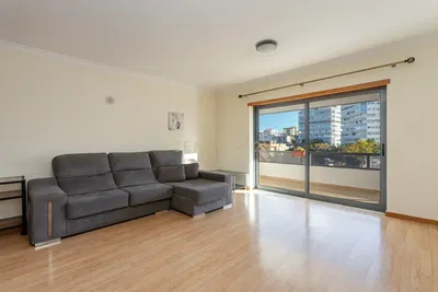 Cuisine; électroménager, parquet, lumière naturelle, style moderne