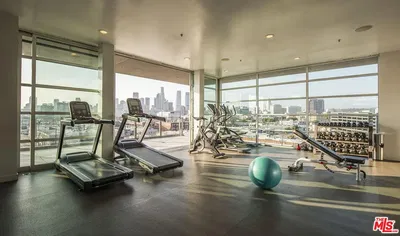 Kuchyně; kuchyňské spotřebiče, dřevěná podlaha, přirozené světlo, moderní styl