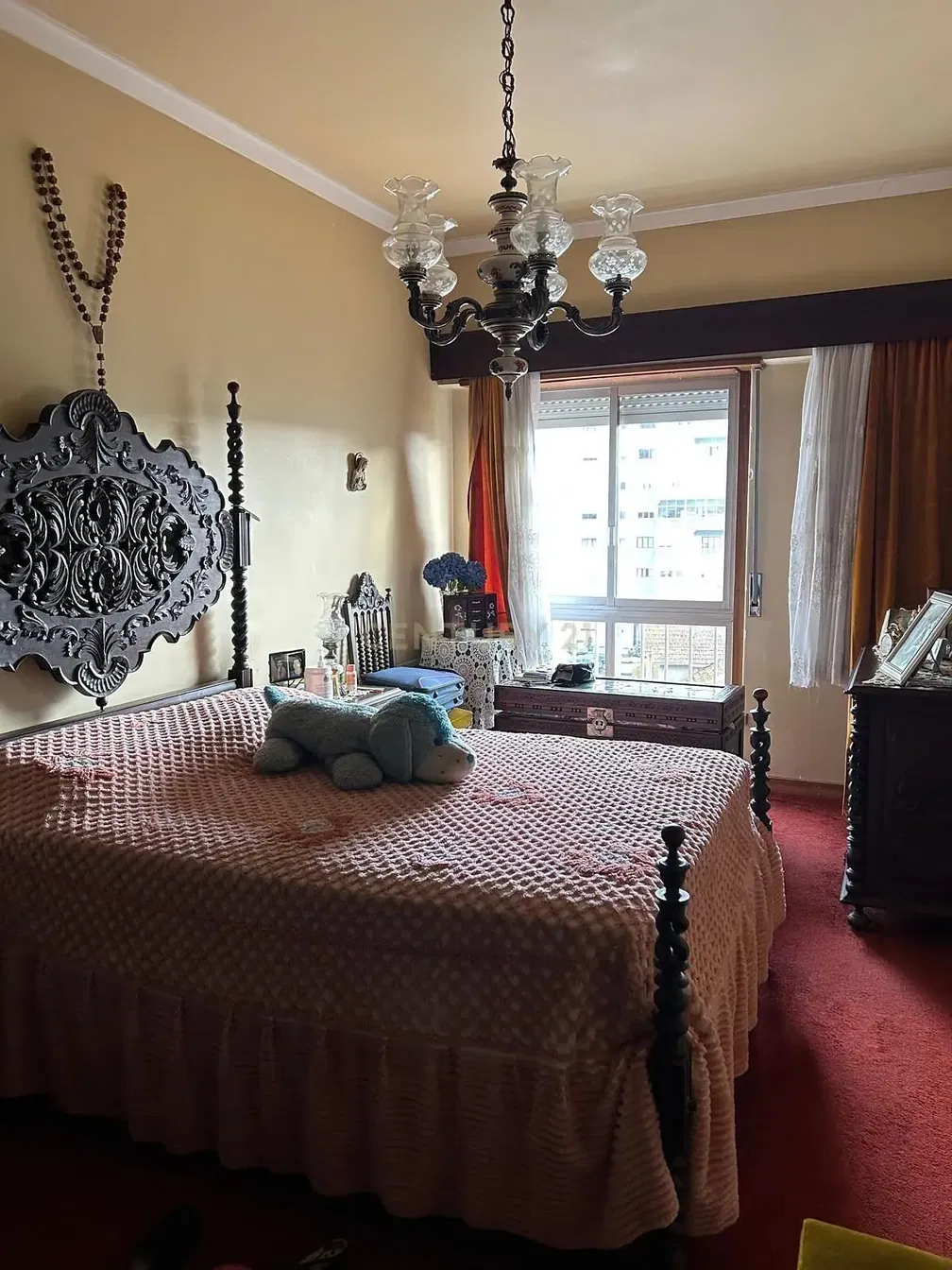 Kuchyně; kuchyňské spotřebiče, dřevěná podlaha, přirozené světlo, moderní styl