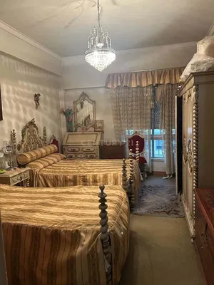 Kuchyně; kuchyňské spotřebiče, dřevěná podlaha, přirozené světlo, moderní styl