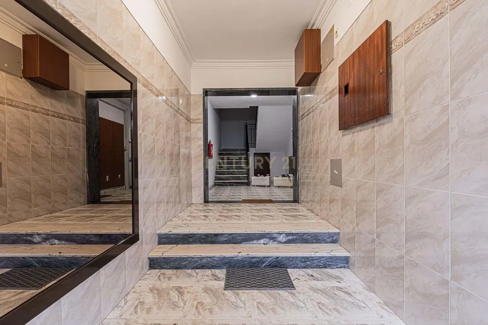 Κουζίνα; συσκευές κουζίνας, ξύλινο πάτωμα, φυσικό φως, μοντέρνο στυλ