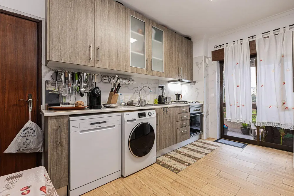 Küche; küchengeräte, holzboden, tageslicht, moderner stil