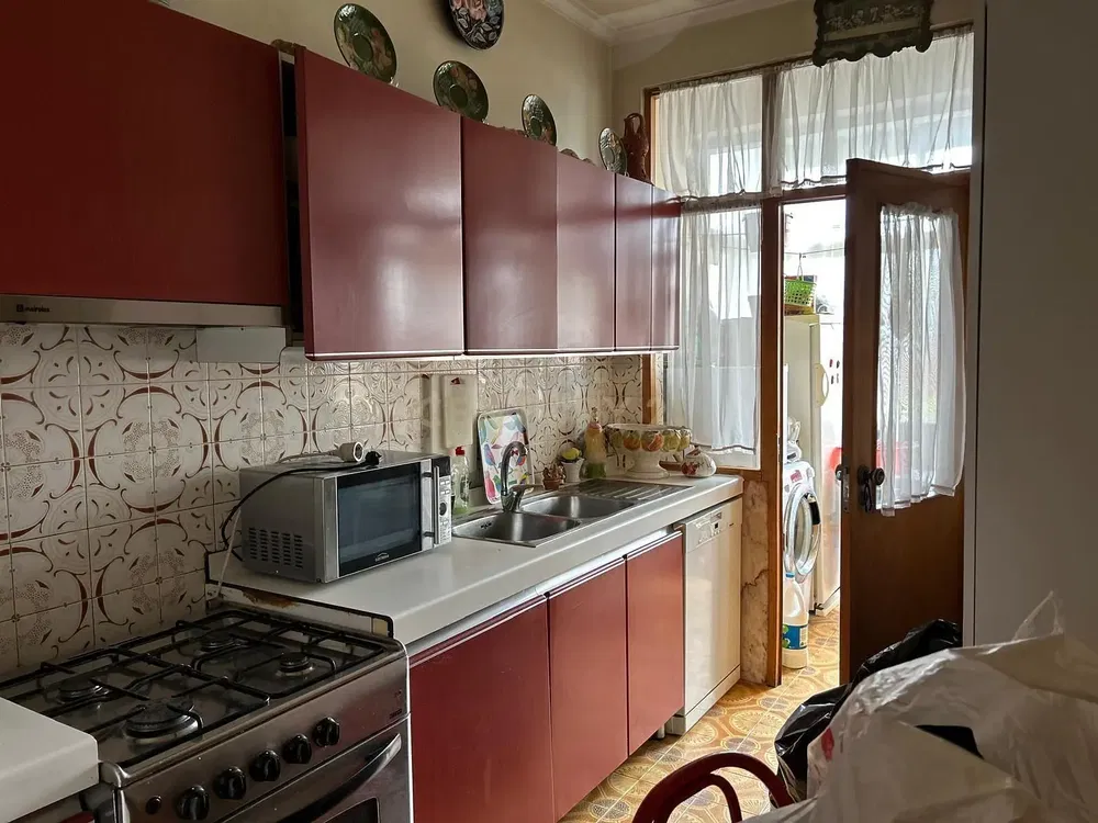 Kuchyně; kuchyňské spotřebiče, dřevěná podlaha, přirozené světlo, moderní styl