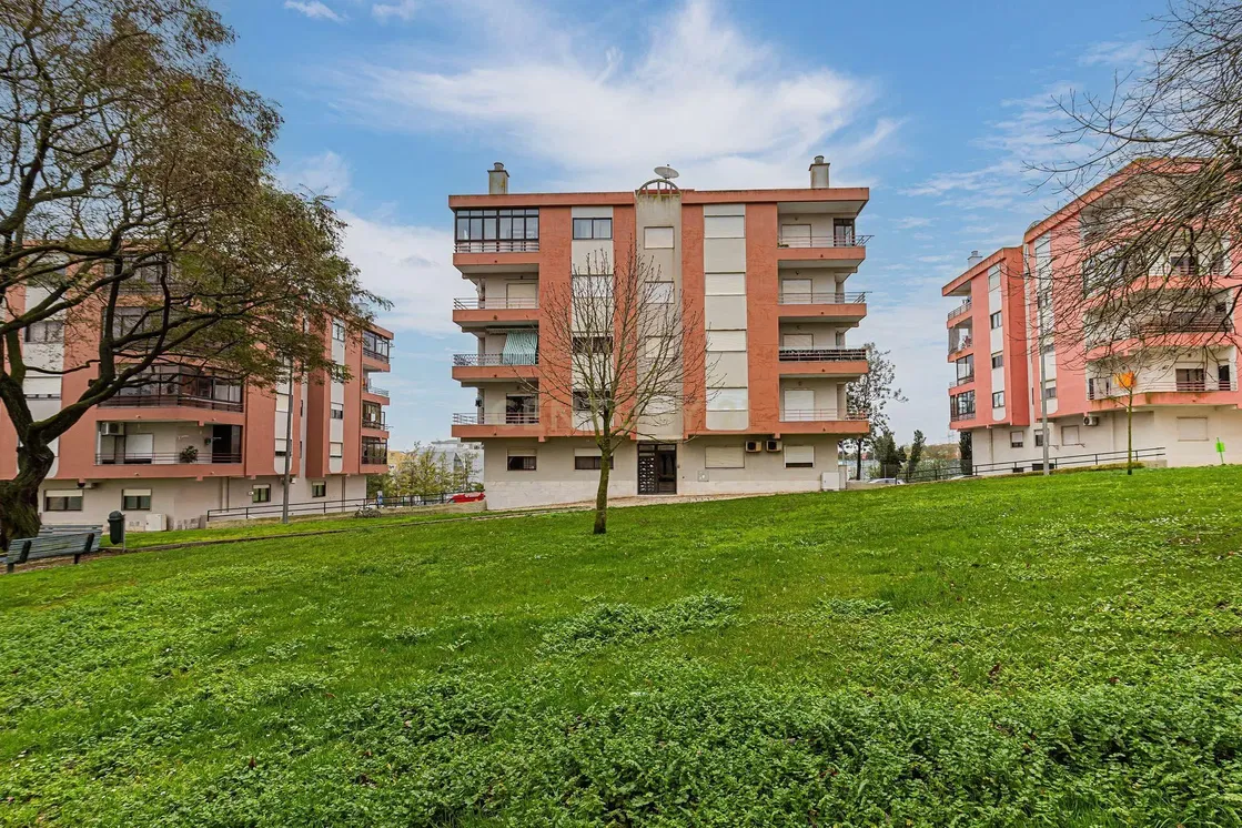 Κουζίνα; συσκευές κουζίνας, ξύλινο πάτωμα, φυσικό φως, μοντέρνο στυλ