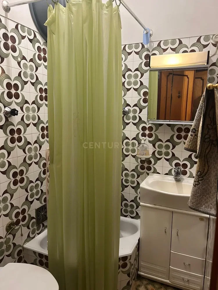 مطبخ; أجهزة المطبخ, أرضية من البلاط, ضوء طبيعي, أسلوب عصري