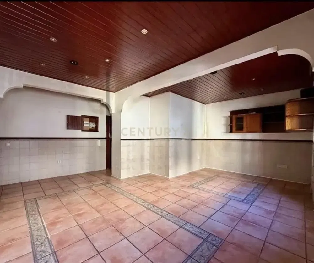 Kuchyně; kuchyňské spotřebiče, dřevěná podlaha, přirozené světlo, moderní styl