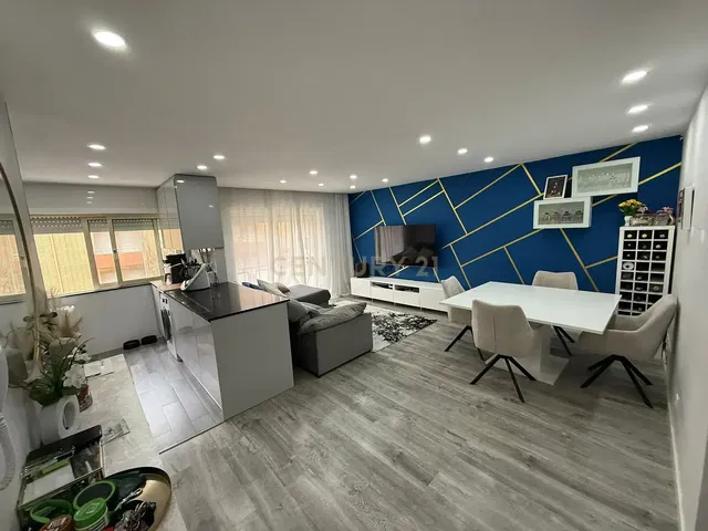 Cucina; elettrodomestici, pavimento in legno, luce naturale, stile moderno