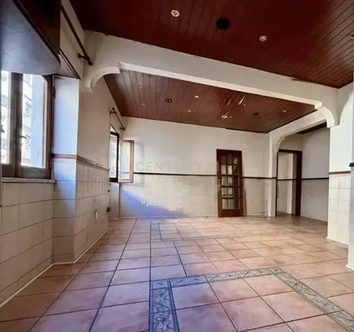 Cocina; electrodomésticos, suelo de madera, luz natural, estilo moderno