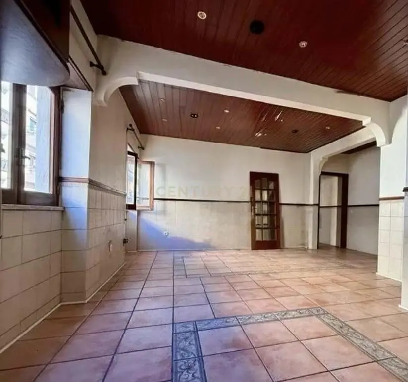 Kuchyně; kuchyňské spotřebiče, dřevěná podlaha, přirozené světlo, moderní styl