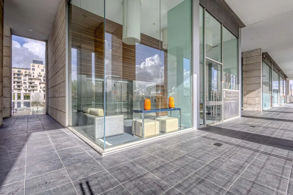 Kuchyně; kuchyňské spotřebiče, dřevěná podlaha, přirozené světlo, moderní styl