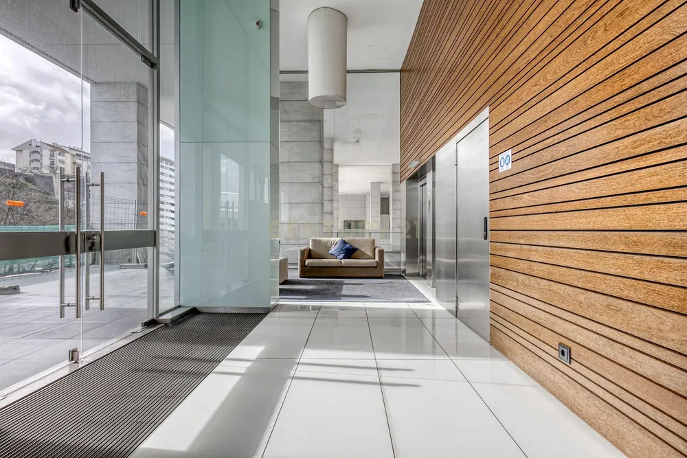 Kuchyně; kuchyňské spotřebiče, dřevěná podlaha, přirozené světlo, moderní styl