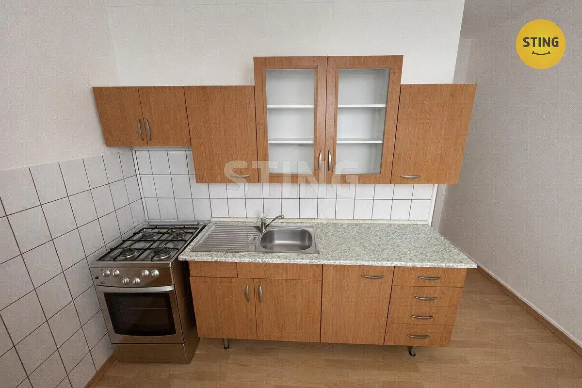 Хол; дървен под, естествена светлина, модерен стил, високи тавани