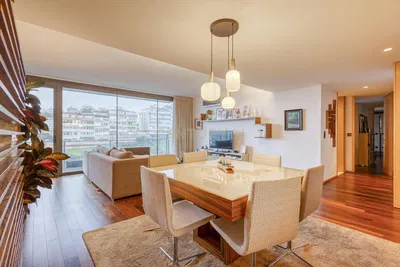 Kuchyně; kuchyňské spotřebiče, dřevěná podlaha, přirozené světlo, moderní styl