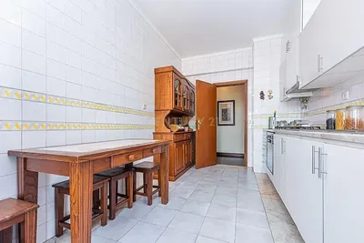 Kuhinja; kućanski aparati, drveni pod, prirodna svjetlost, moderan stil