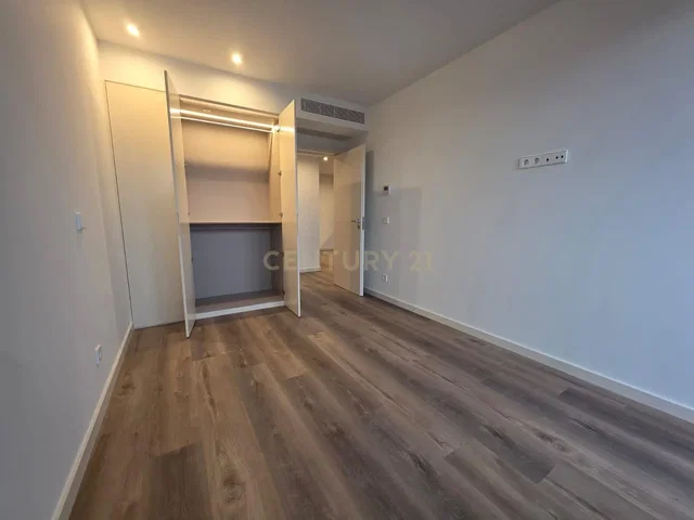 Obývací pokoj; dřevěná podlaha, přirozené světlo, moderní styl