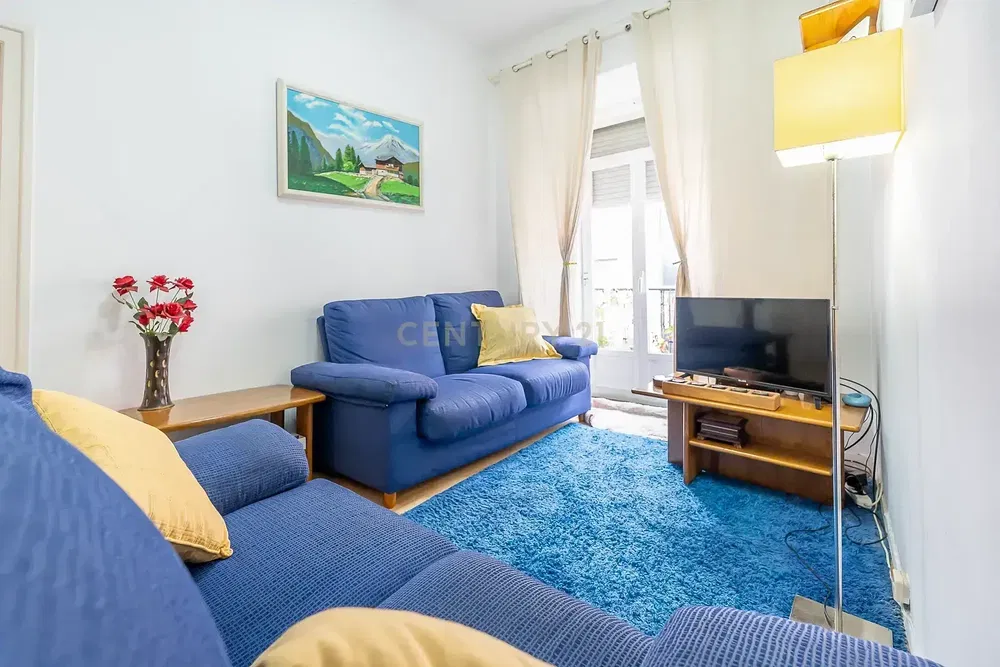 Obývací pokoj; dřevěná podlaha, přirozené světlo, moderní styl