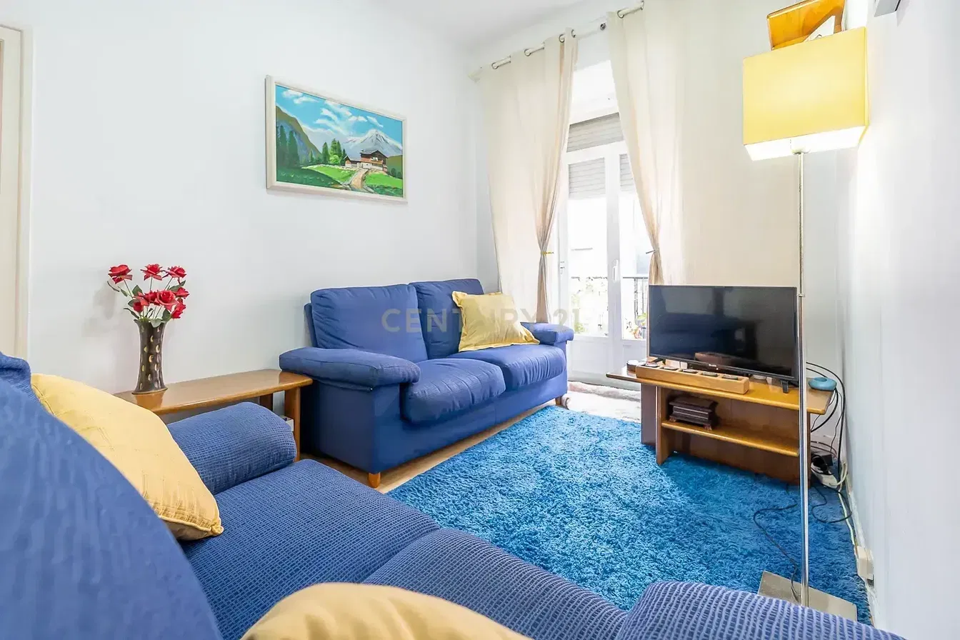 Obývací pokoj; dřevěná podlaha, přirozené světlo, moderní styl