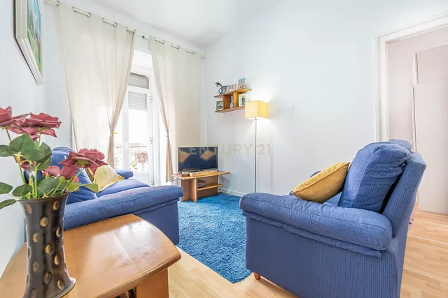 Mutfak; mutfak aletleri, ahşap zemin, doğal ışık, modern stil