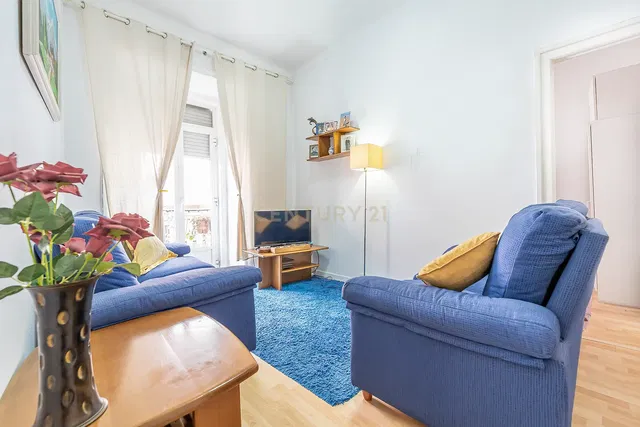 Kuchyně; kuchyňské spotřebiče, dřevěná podlaha, přirozené světlo, moderní styl