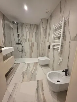 Kuchyně; kuchyňské spotřebiče, dřevěná podlaha, přirozené světlo, moderní styl