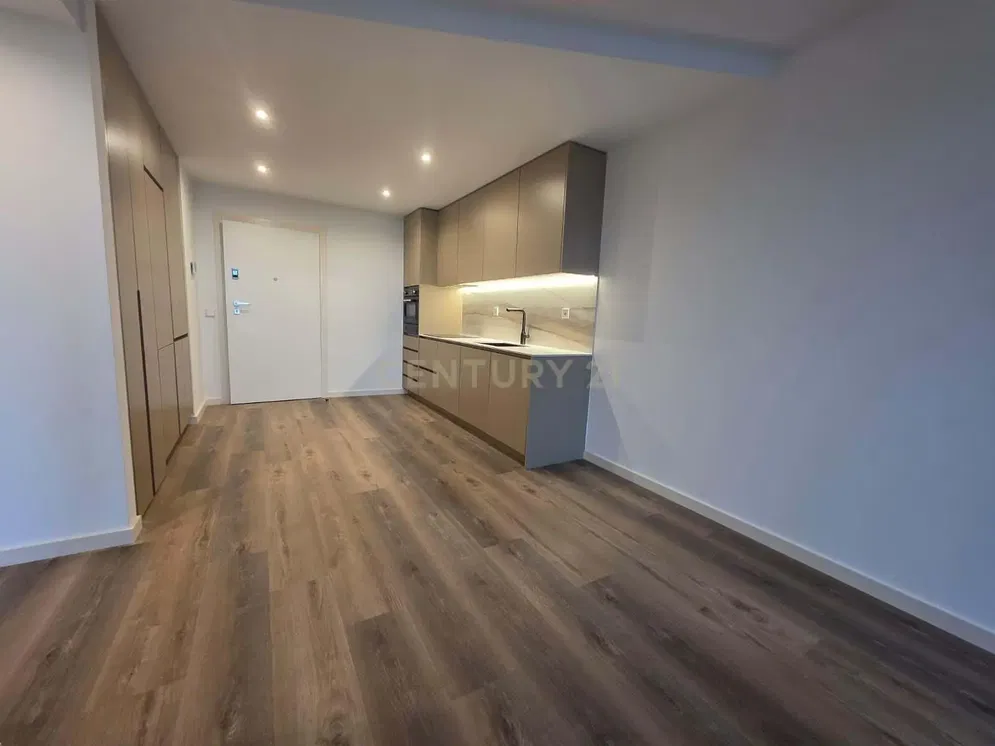 Obývací pokoj; dřevěná podlaha, přirozené světlo, moderní styl