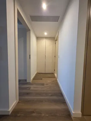 Kuchyně; kuchyňské spotřebiče, dřevěná podlaha, přirozené světlo, moderní styl