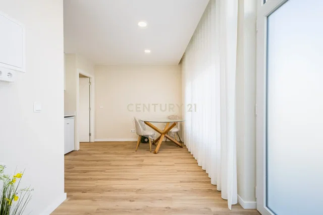 Küche; küchengeräte, holzboden, tageslicht, moderner stil