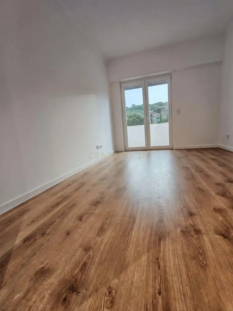 Kuchyně; kuchyňské spotřebiče, dřevěná podlaha, přirozené světlo, moderní styl