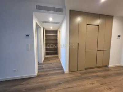 Oturma odası; ahşap zemin, doğal ışık, modern stil