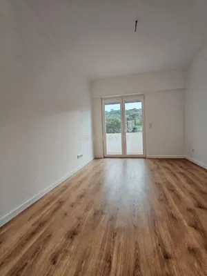 Kuchyně; kuchyňské spotřebiče, dřevěná podlaha, přirozené světlo, moderní styl