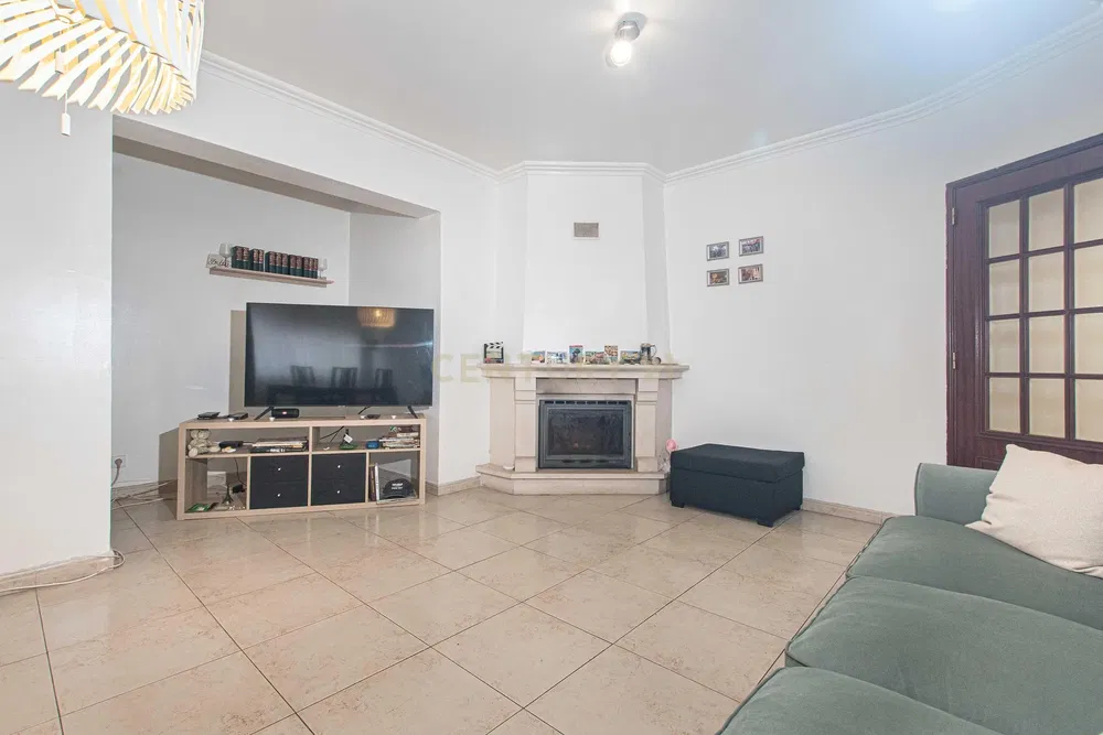 Cuisine; électroménager, parquet, lumière naturelle, style moderne