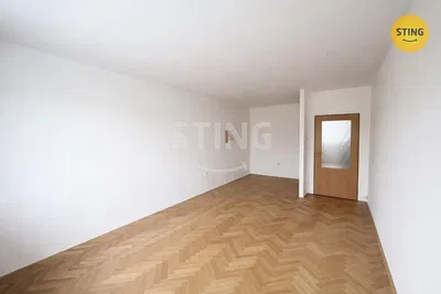 Кухня; кухненски уреди, дървен под, естествена светлина, модерен стил