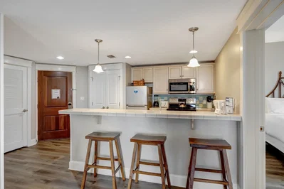 Cuisine; électroménager, parquet, lumière naturelle, style moderne