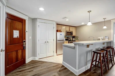 Cuisine; électroménager, parquet, lumière naturelle, style moderne