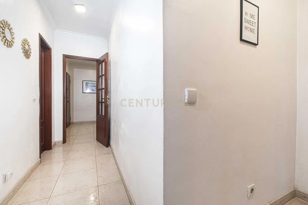 Cuisine; électroménager, parquet, lumière naturelle, style moderne