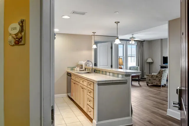 Cuisine; électroménager, parquet, lumière naturelle, style moderne