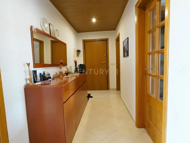 Kuchyňa; kuchynské spotrebiče, drevená podlaha, prirodzené svetlo, moderný štýl