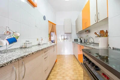 Keuken; keukenapparatuur, houten vloer, natuurlijk licht, moderne stijl