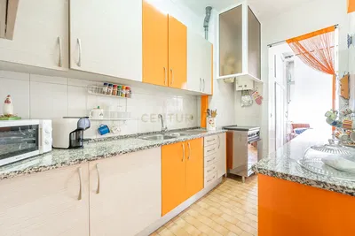 Κουζίνα; συσκευές κουζίνας, ξύλινο πάτωμα, φυσικό φως, μοντέρνο στυλ