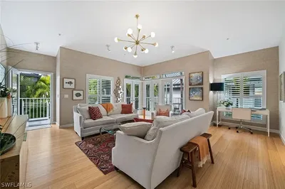 Keuken; keukenapparatuur, houten vloer, natuurlijk licht, moderne stijl