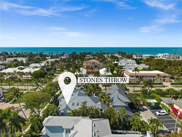 Woonkamer; houten vloer, natuurlijk licht, moderne stijl